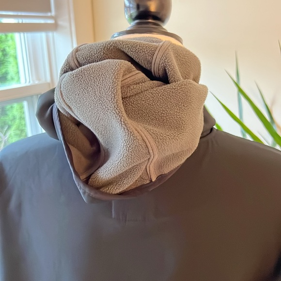 Bench jacket size extra large black outside, gray interior excellent condition - Picture 7 of 12